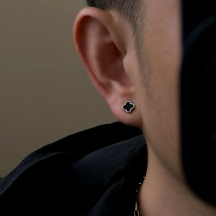 简约轻奢男士四叶草耳钉潮男款单只高级感轻奢耳饰痞帅超闪耳骨钉