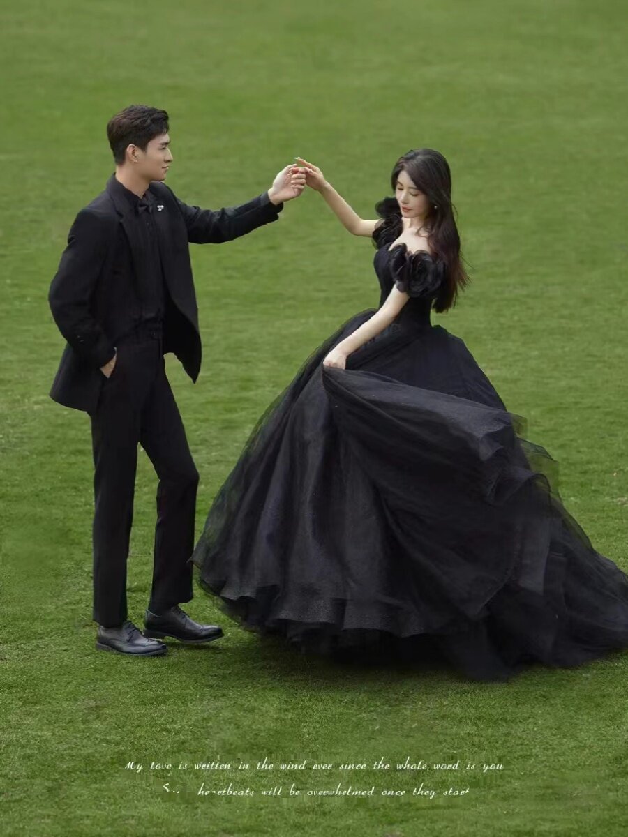 새로운 사진 스튜디오 테마 사진 의류 검은 튜브 탑 웨딩 드레스 커플 잔디밭 야외 장면 도망자 공주 드레스 여행
