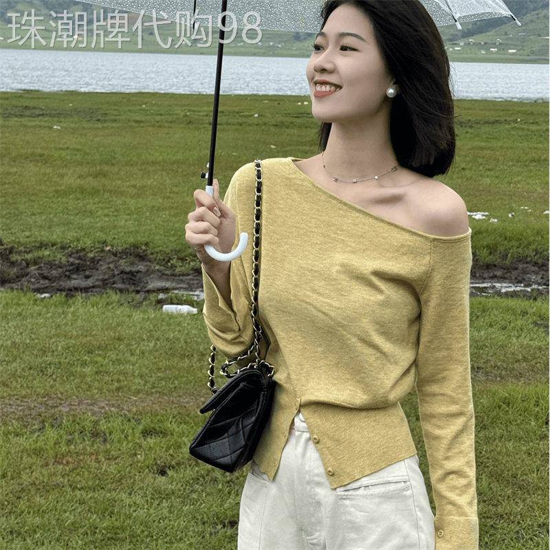 法式斜肩开叉针织衫女2026秋季新款设计感不规则修身露肩长袖上衣