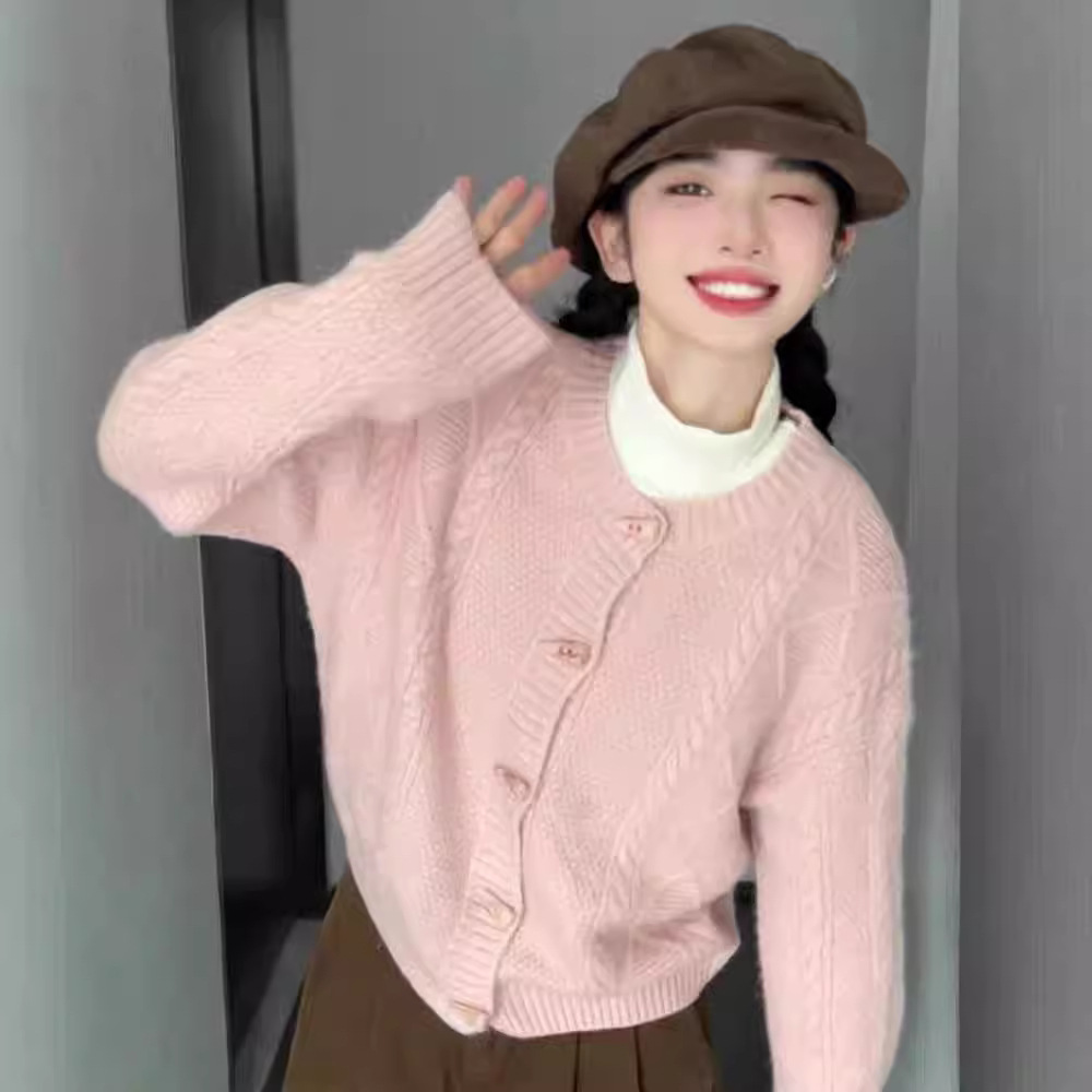 慵懒牛角扣粉色麻花毛衣开衫女2024秋冬新款宽松软糯针织外套上衣