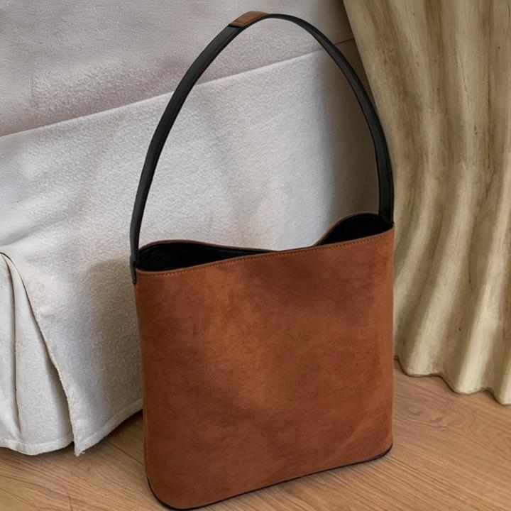 2025秋冬新款绒面复古腋下水桶包