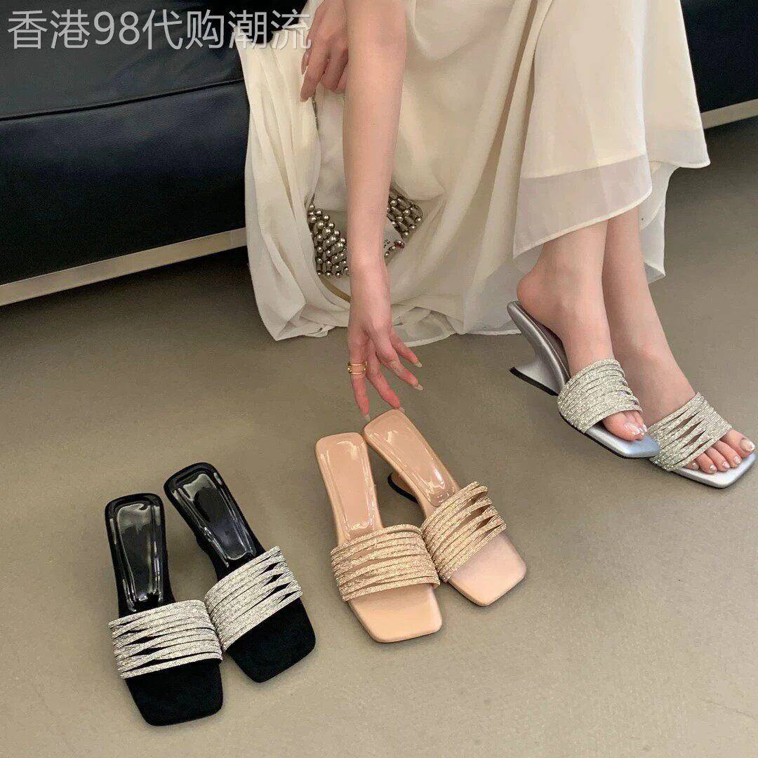 异形坡跟凉拖鞋女夏季外穿2026新款巨好看水钻一字带露趾高跟凉鞋