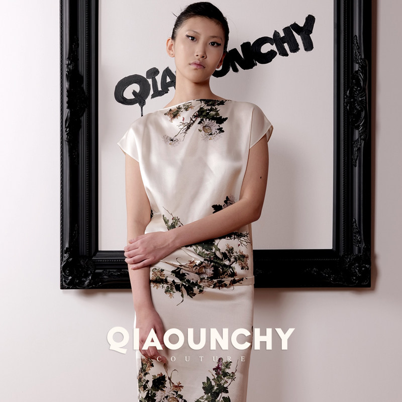 郎世宁的花鸟图 QIAOUNCHY俏云曦｜法式优雅缎面一字领连肩连衣裙