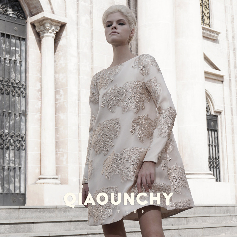 欧洲金属丝提花 QIAOUNCHY俏云曦｜杏色法式一字肩A摆长袖连衣裙