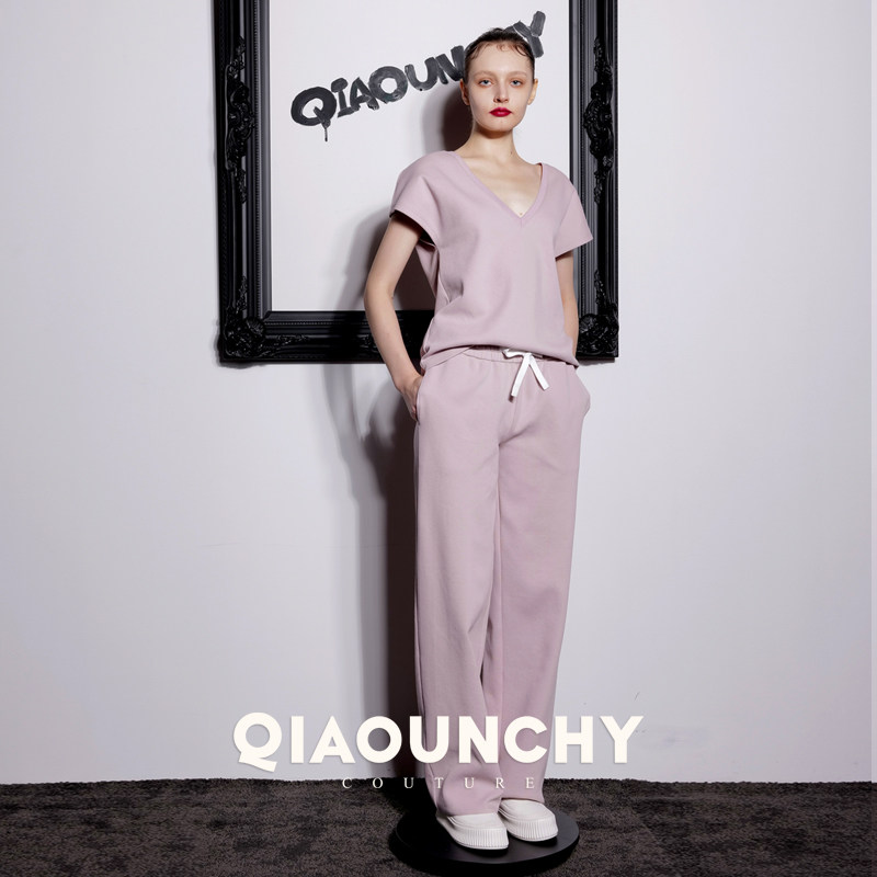 桃花 QIAOUNCHY俏云曦｜基础款粉色针织抽绳阔腿裤V领T恤24春夏女