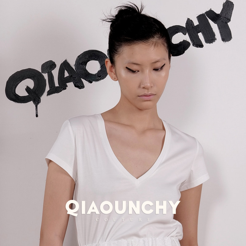 新材料高级珠光缎 QIAOUNCHY俏云曦｜正肩V领小白T舒适短袖T恤春