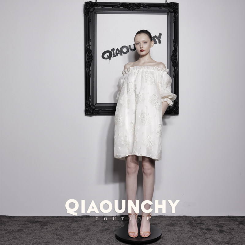 真丝浮雕提花 QIAOUNCHY俏云曦｜杏色真丝提花一字领中长连衣裙