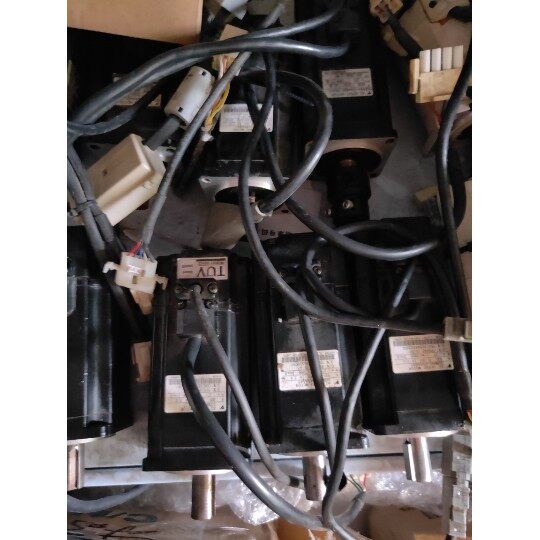 安川伺服电机SGMAH-04AAA41 21 02AAA2C 04AAA2C SGMPH-15AAA41议