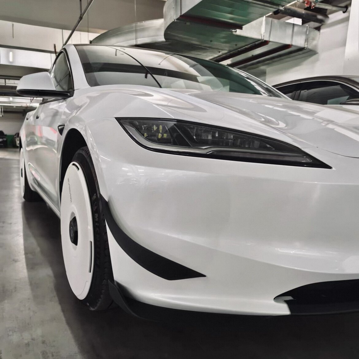适用焕新model3弯月风刀改装特斯拉焕新小包围前杠专用扰流板套件