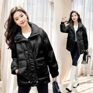 羽绒服女短款PU拼接立领时尚休闲宽松抽绳菱型波纹口袋轻薄羽绒服