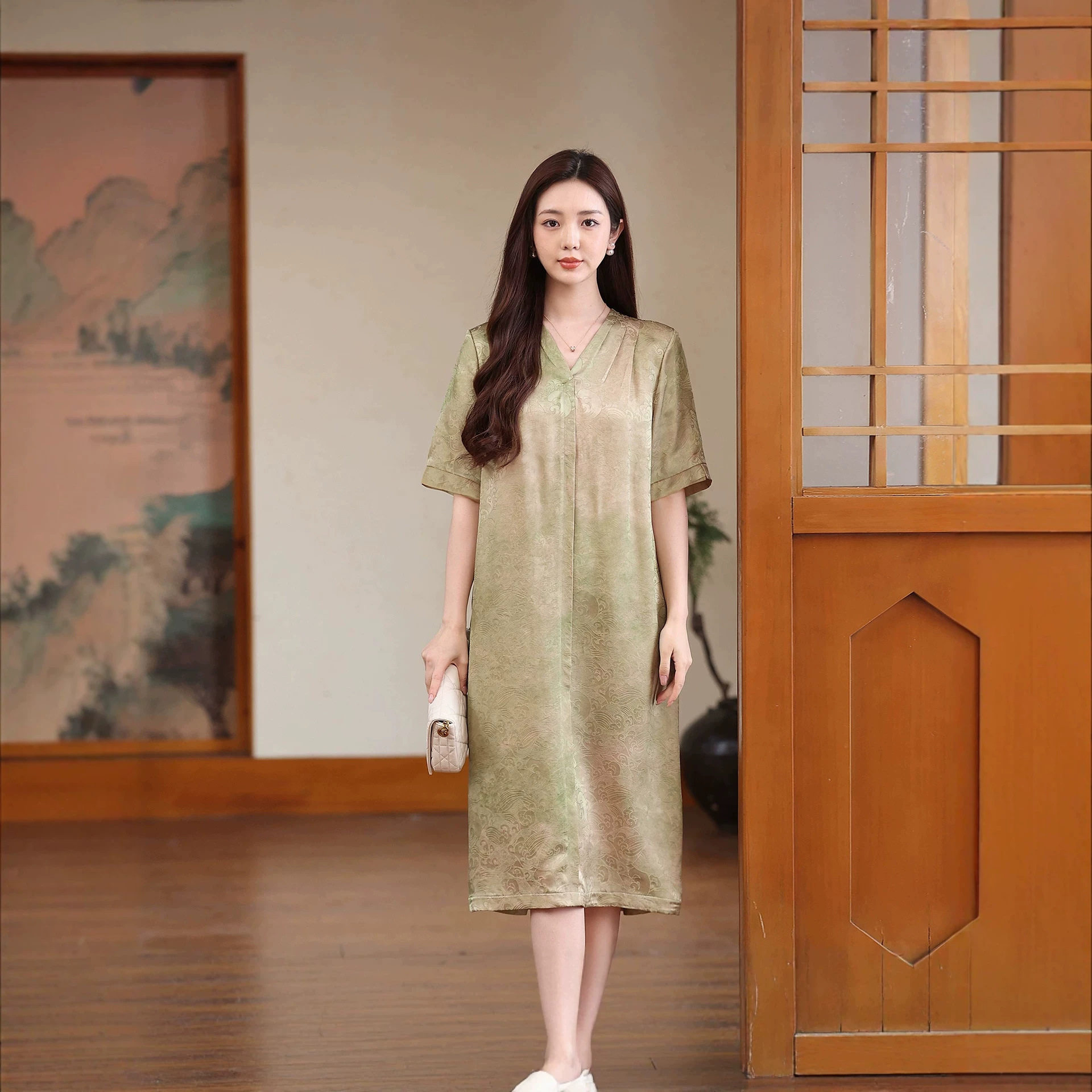 提花真丝V领系带收腰绿裙子