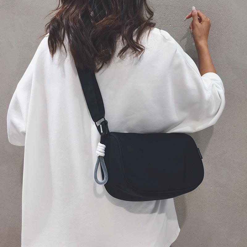新加坡女包2024新款时尚通勤单肩枕头包女运动休闲百搭帆布斜挎包