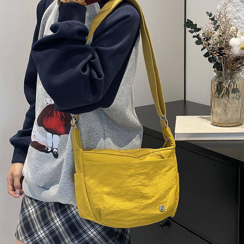 新加坡女包休闲大容量轻便斜挎包2025新款尼龙布通勤包百搭单肩包