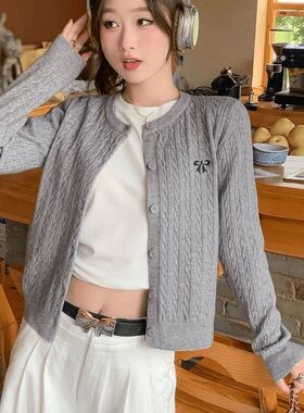 灰色针织开衫短款女小个子正肩麻花刺绣学院风毛衣外搭韩系上衣