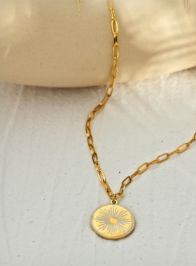 欧美风轻奢18K镀金圆牌冷珐琅白色雪花太阳简约独特现货