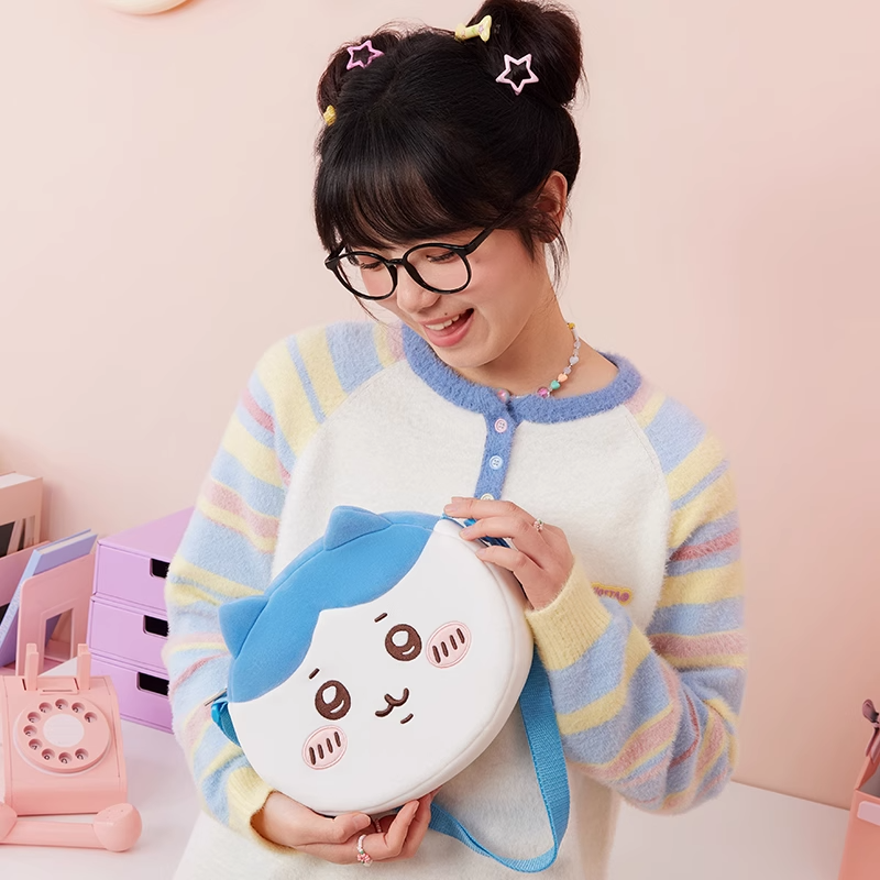 名创优品chiikawa系列毛绒斜挎包