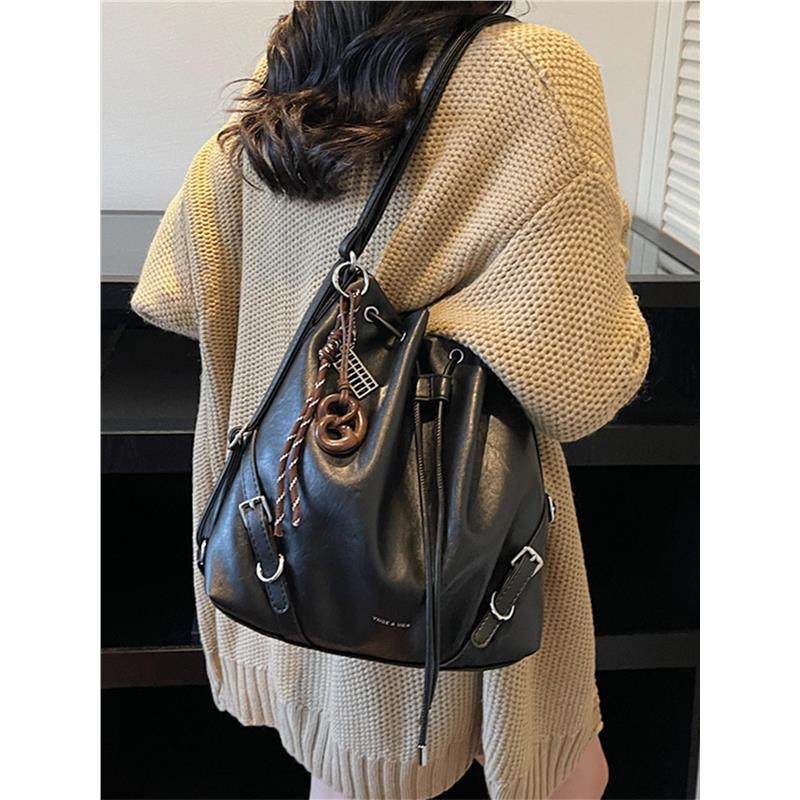 复古褶皱抽绳水桶双肩包女大容量休闲小众书包高颜值轻便旅游背包