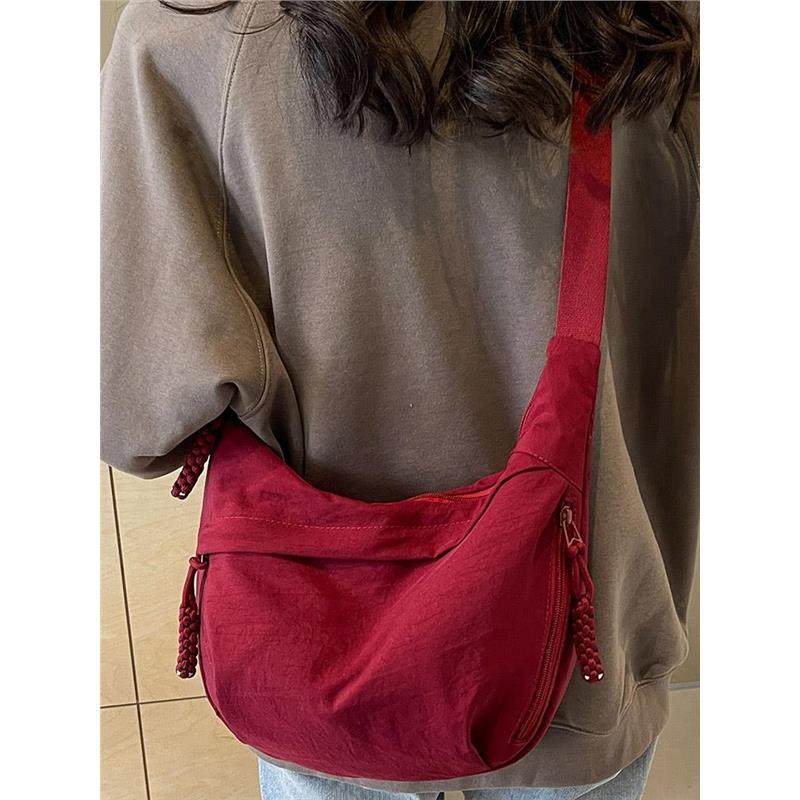 帆布包女士2026新款酒红色饺子包女学生上班通勤带拉链单肩斜挎包