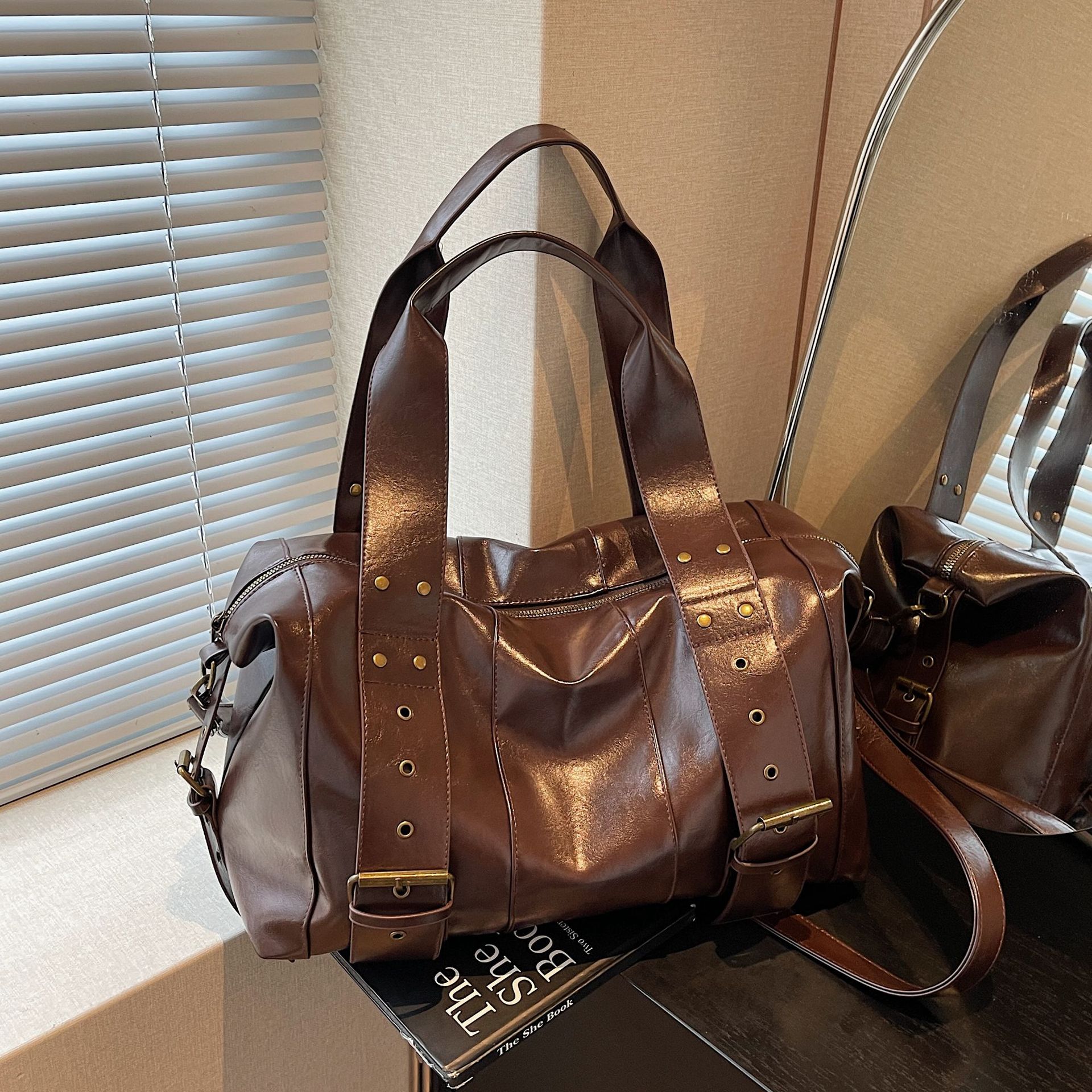 日本品质大容量时尚复古托特包女2025秋季新款潮流皮带个性百搭单