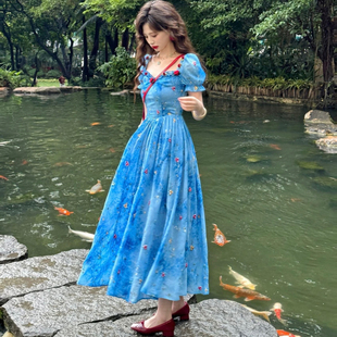 冰火玫瑰法式浪漫风刺绣吊带蓝色连衣裙女夏季新款海边度假沙滩裙