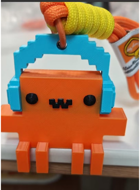 Claude Code 耳机小螃蟹像素怪物3D打印坐在电脑上