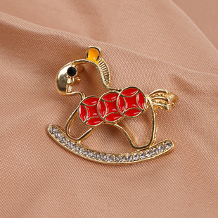 水晶小马驹胸针女2026新款高级感轻奢小众设计别针配饰百搭胸花