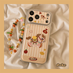 独壳 黄色条纹刺绣发财小马带链条适用苹果17promax手机壳新年iPhone16新款15防摔14pro女款全包边手机套硬壳