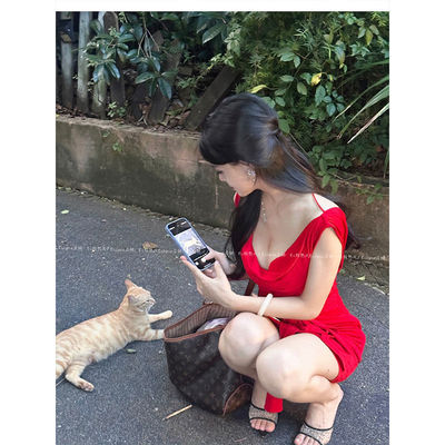 轻熟风红色收腰包臀连衣