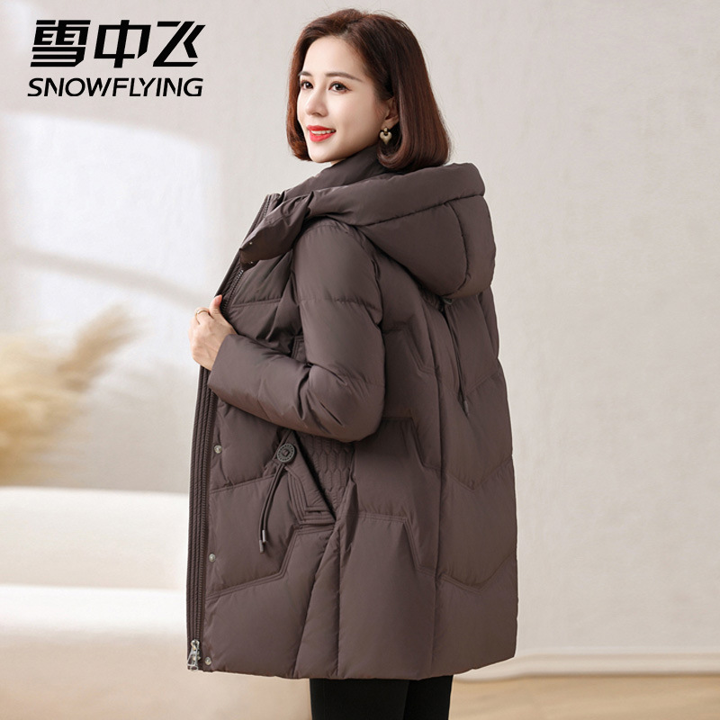 雪中飞连帽妈妈羽绒服女中长款加厚保暖新款冬季中老年人女装外套
