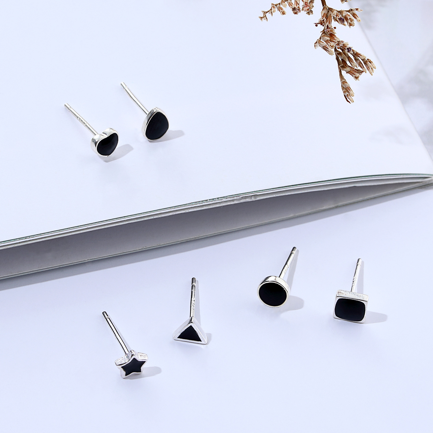 一念 s999纯银耳钉女简约小巧爱心耳环小众设计耳骨养耳耳饰