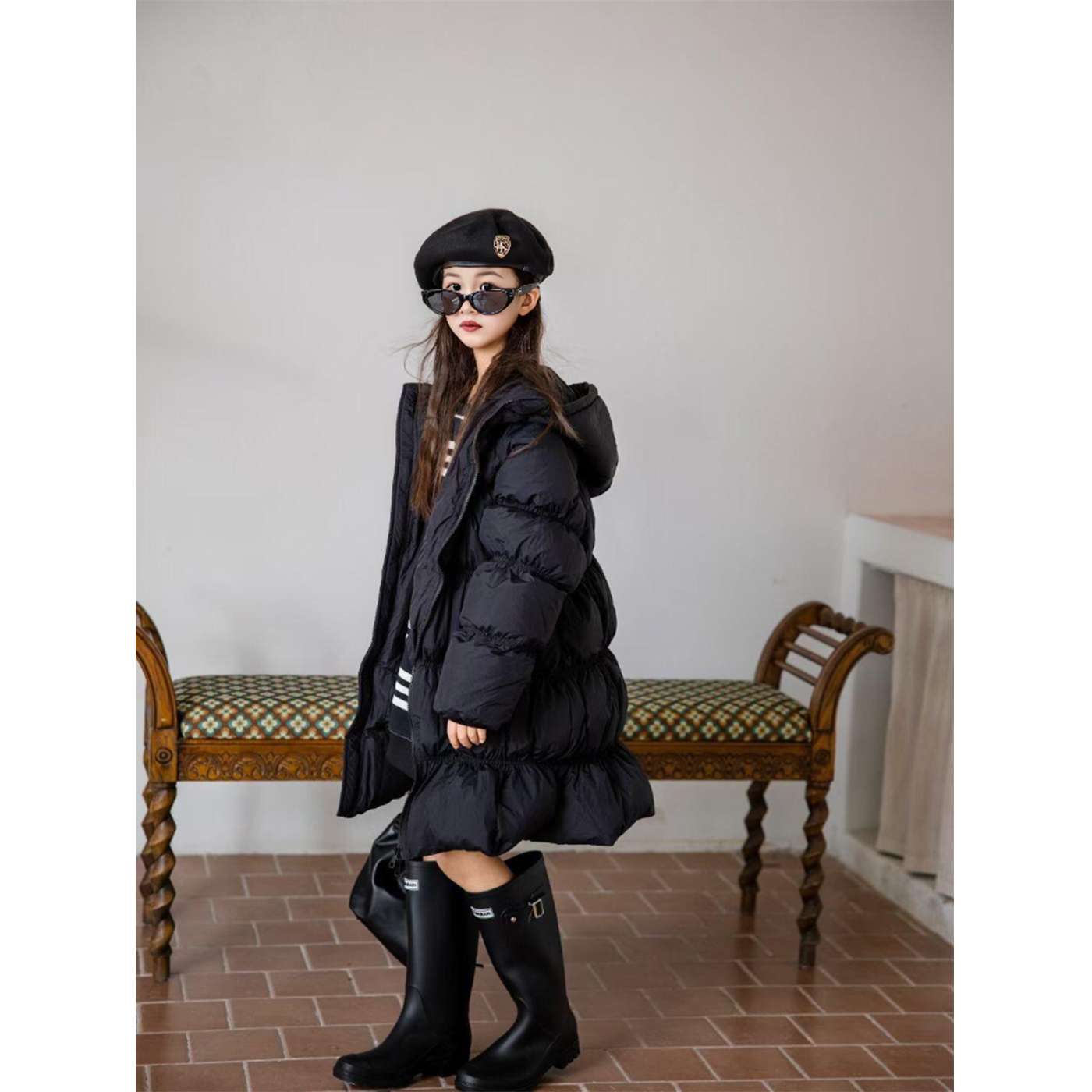 女童黑色中长款羽绒服2025冬装新款儿童韩版时尚褶皱加厚保暖外套