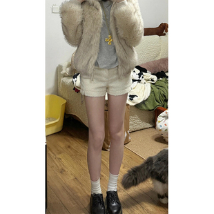 小个子白色毛绒短裤秋冬慵懒高级感显瘦直筒热裤辣妹休闲百搭裤子