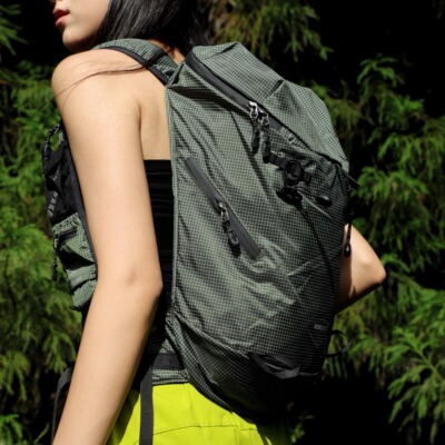 户外徒步登山包轻便防泼水小容量