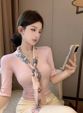 温柔淑女风围巾气质v领上衣女夏季新款纯欲紧身显瘦正肩短袖t恤