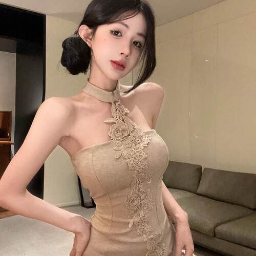 法式性感挂脖花朵拼接无袖连衣裙女夏季新款露背修身显瘦包臀短裙