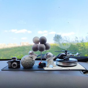 奔驰宝马奥迪大众汽车摆件车载中控台香薰香水宇航员高级感装饰品