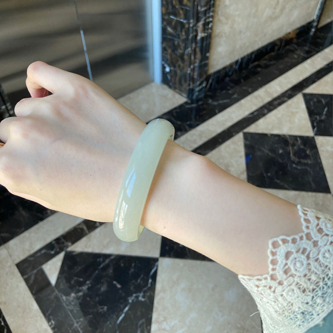 和田玉手镯女款少女扁条青白玉年轻款青海晴水冰种贵妃玉镯子礼物