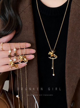 金色虎眼石小马珍珠项链女2026新款爆款秋冬轻奢高级感毛衣链配饰