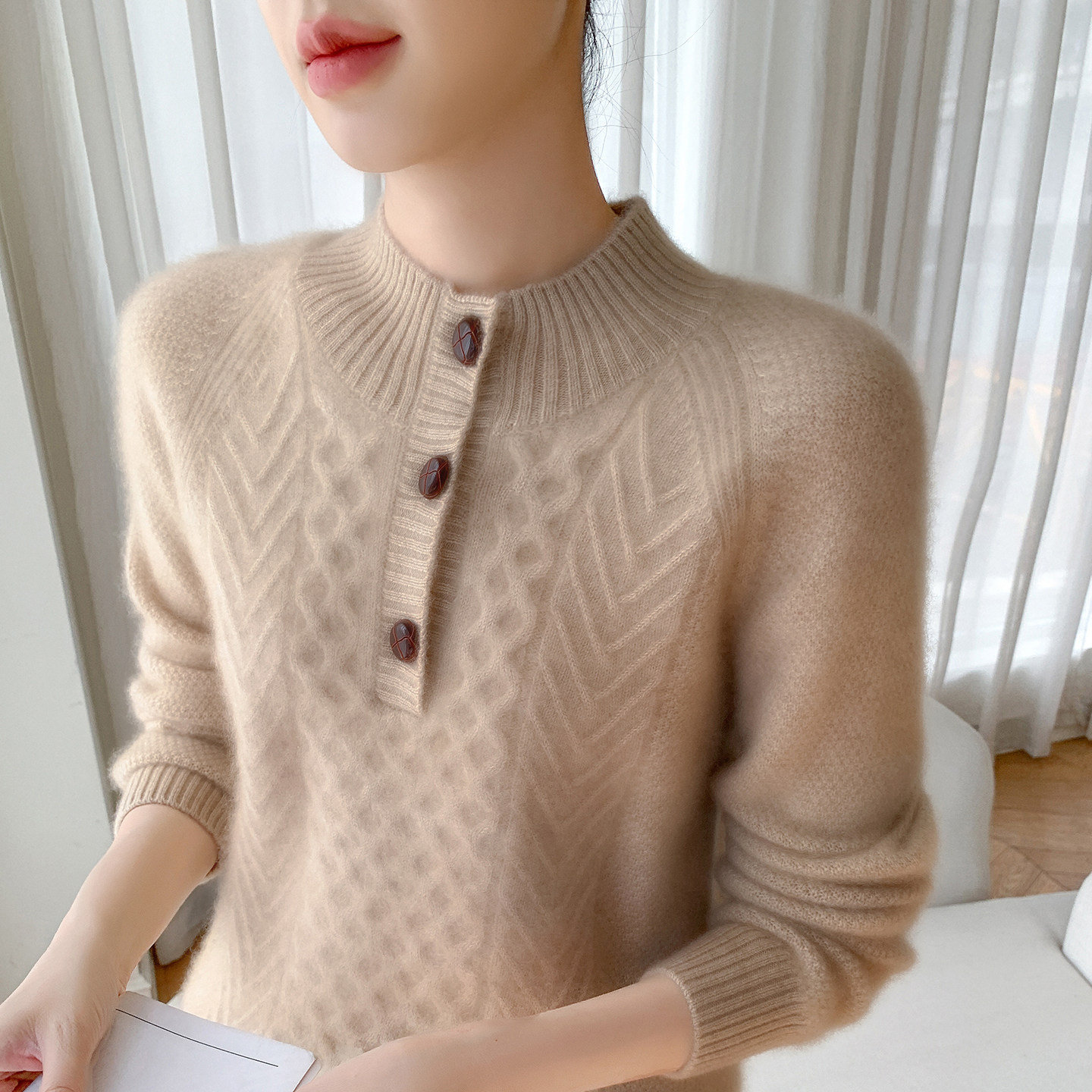 轻奢简约钉扣半高领山羊绒衫女2025冬季加厚套头慵懒休闲针织毛衣,女装/女士精品,羊绒衫,淘宝优惠券,粉丝福利购,淘宝优惠卷