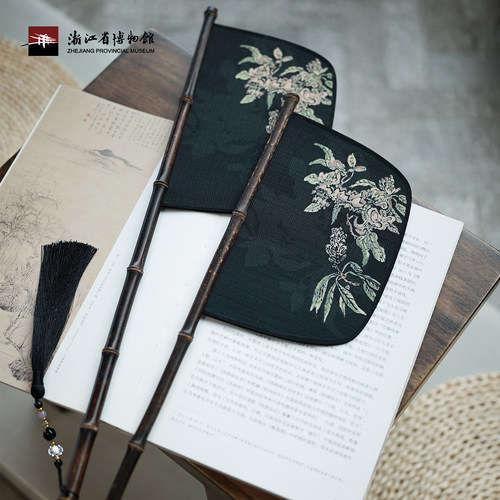 【浙江省博物馆】黄宾虹设色花卉图深藏青文创刀扇汉服战国袍拍摄