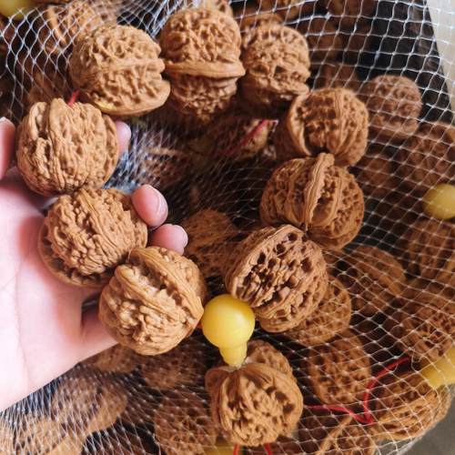 手持文玩大号核桃盘把件