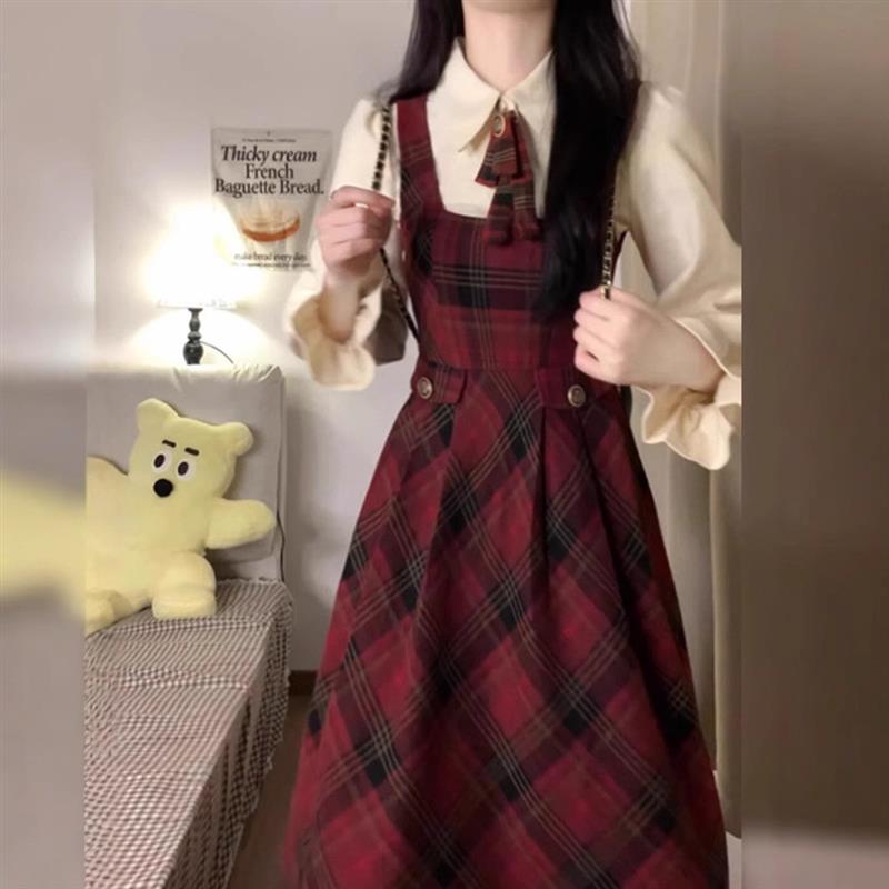 春秋季2025新款学院风红色背带连衣裙子女套装跨年穿搭一整套长裙