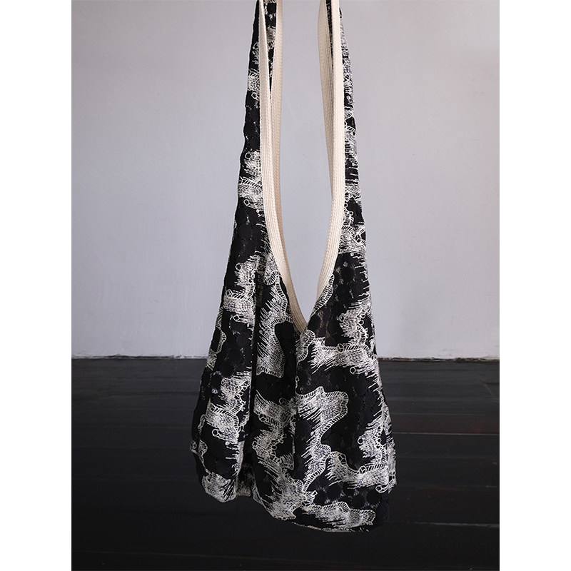 绣花镂空休闲挎包手腕包