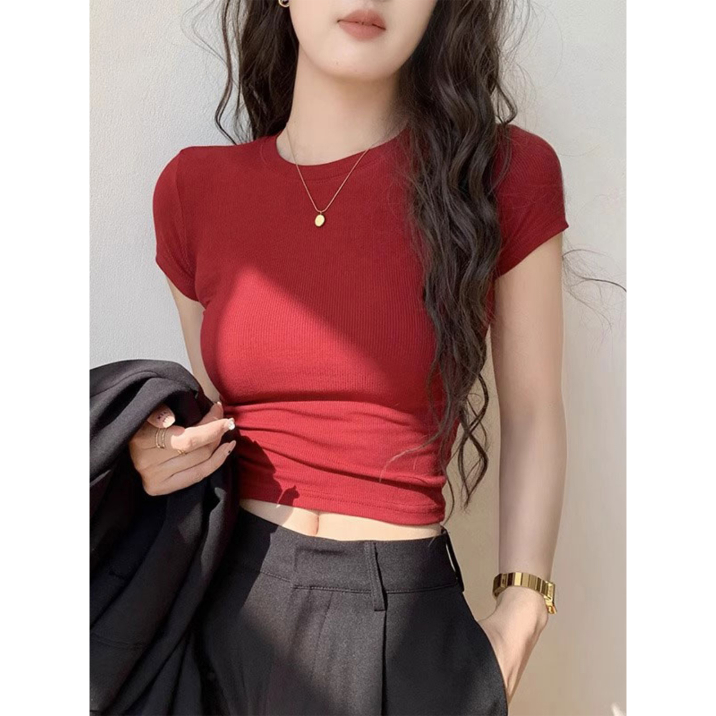红色冰丝正肩短袖T恤女2025夏季新款纯欲风辣妹紧身短款露脐上衣