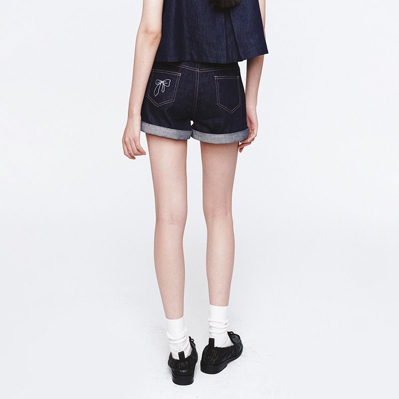 女士原色翻边牛仔短裤A字时尚