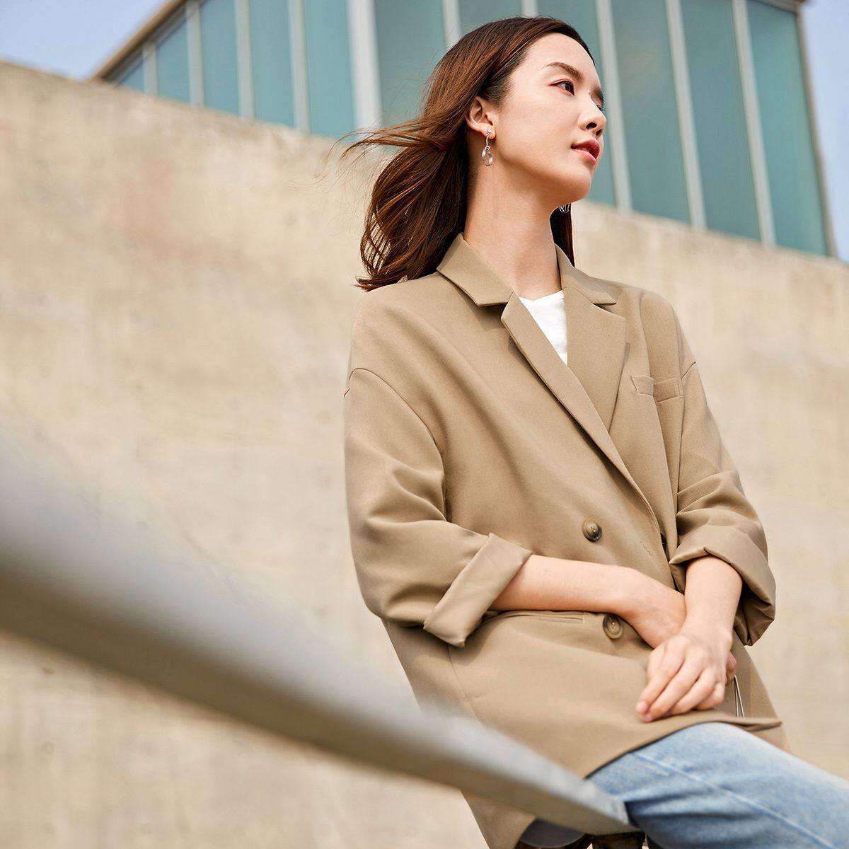 对白纯色双排扣西装外套女春秋新款2021时尚通勤高级西服气质宽松怎么看?