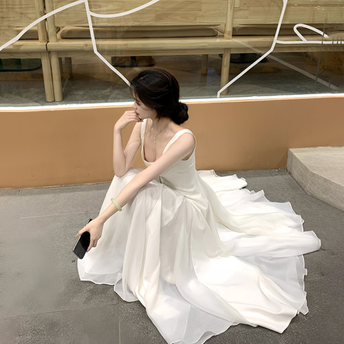 白色高级感轻礼服连衣裙