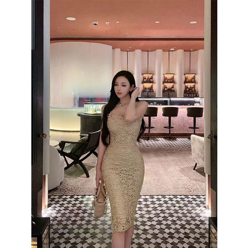 王玖玖金色盘花吊带裙时