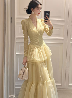 春装女款2025年新款富家千金高级感穿搭嫩黄色V领长袖蛋糕连衣裙