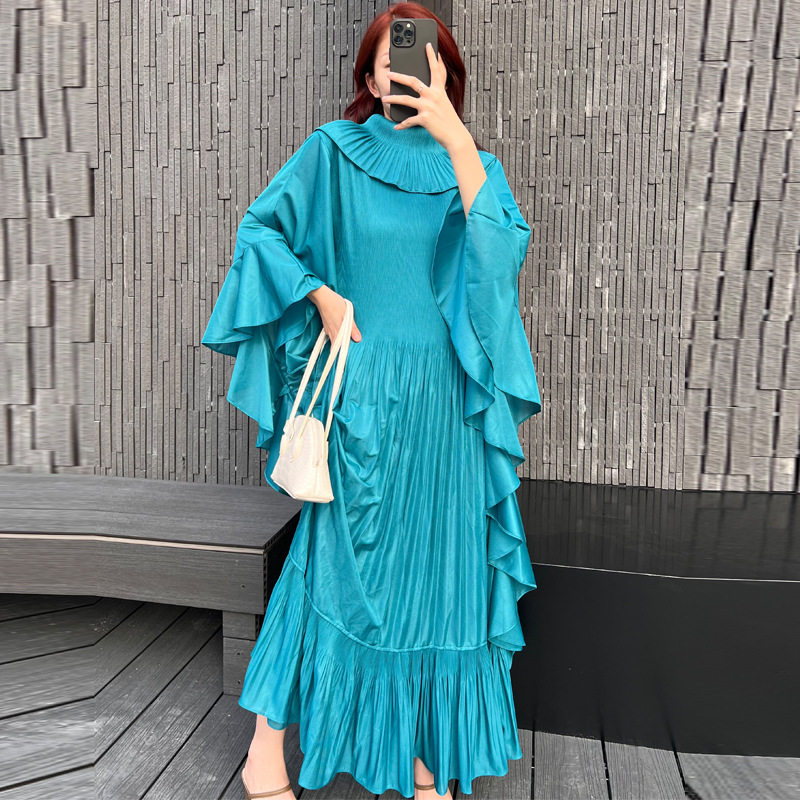 褶皱连衣裙秋季女高级感时尚气质大翻领宽松大码荷叶袖褶皱长